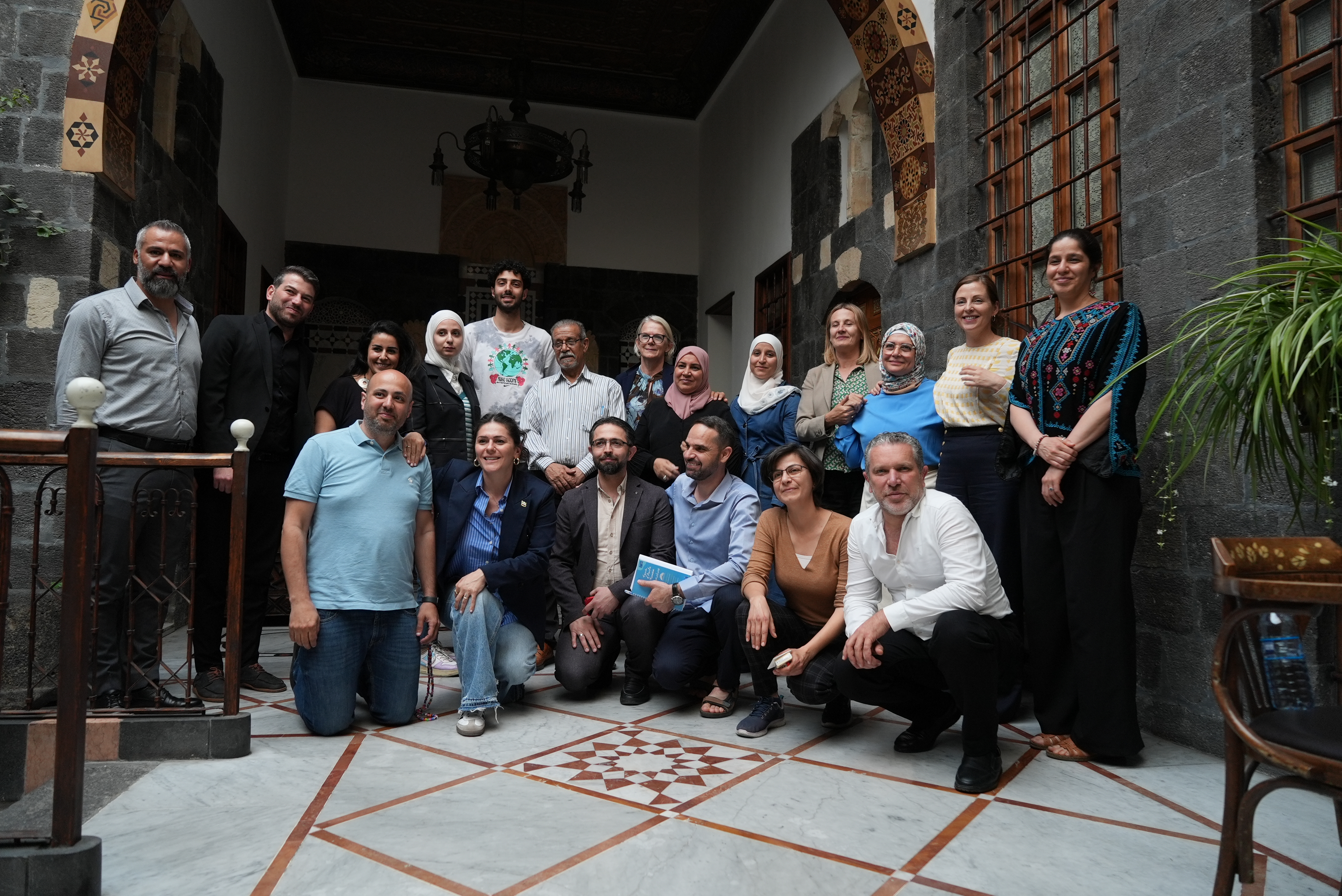 Un groupe de personnes se rassemble pour une photo de groupe.