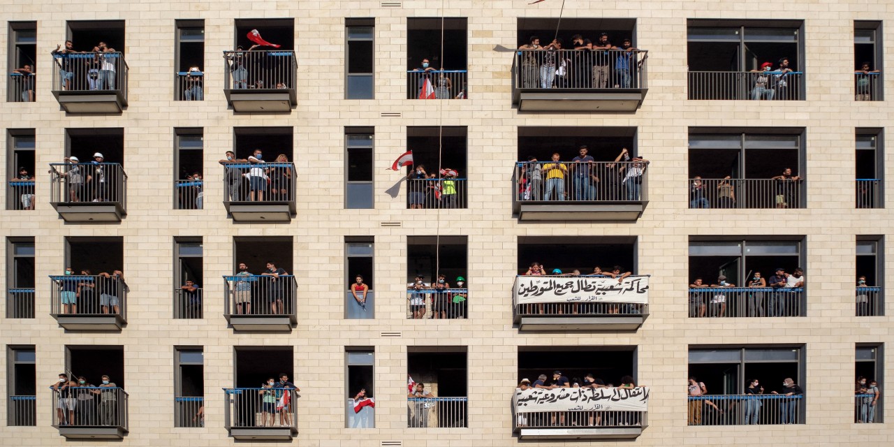 المتيقظون - رولا جواد - احتجاج على البناء